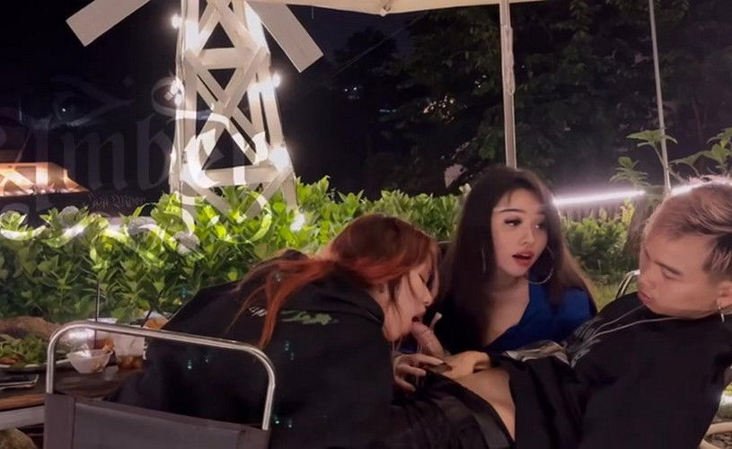 sex khoong che Ngồi cafe thôi mà được em ny và bạn thân bú mút